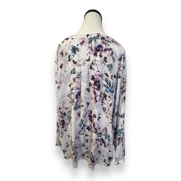 Women’s torrid 3 Cool Toned Floral White Georgette Pintuck Button-Front Blouse - Picture 6 of 16